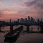 2018 Lastschiff im Abendrot auf dem Main in Frankfurt