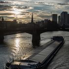 2018-Lastschiff in der Abendsonne auf dem Main in Frankfurt