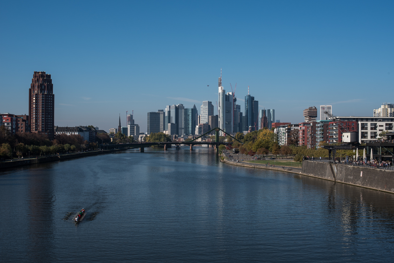 2018 Ruderboot auf dem Main vor der Skyline