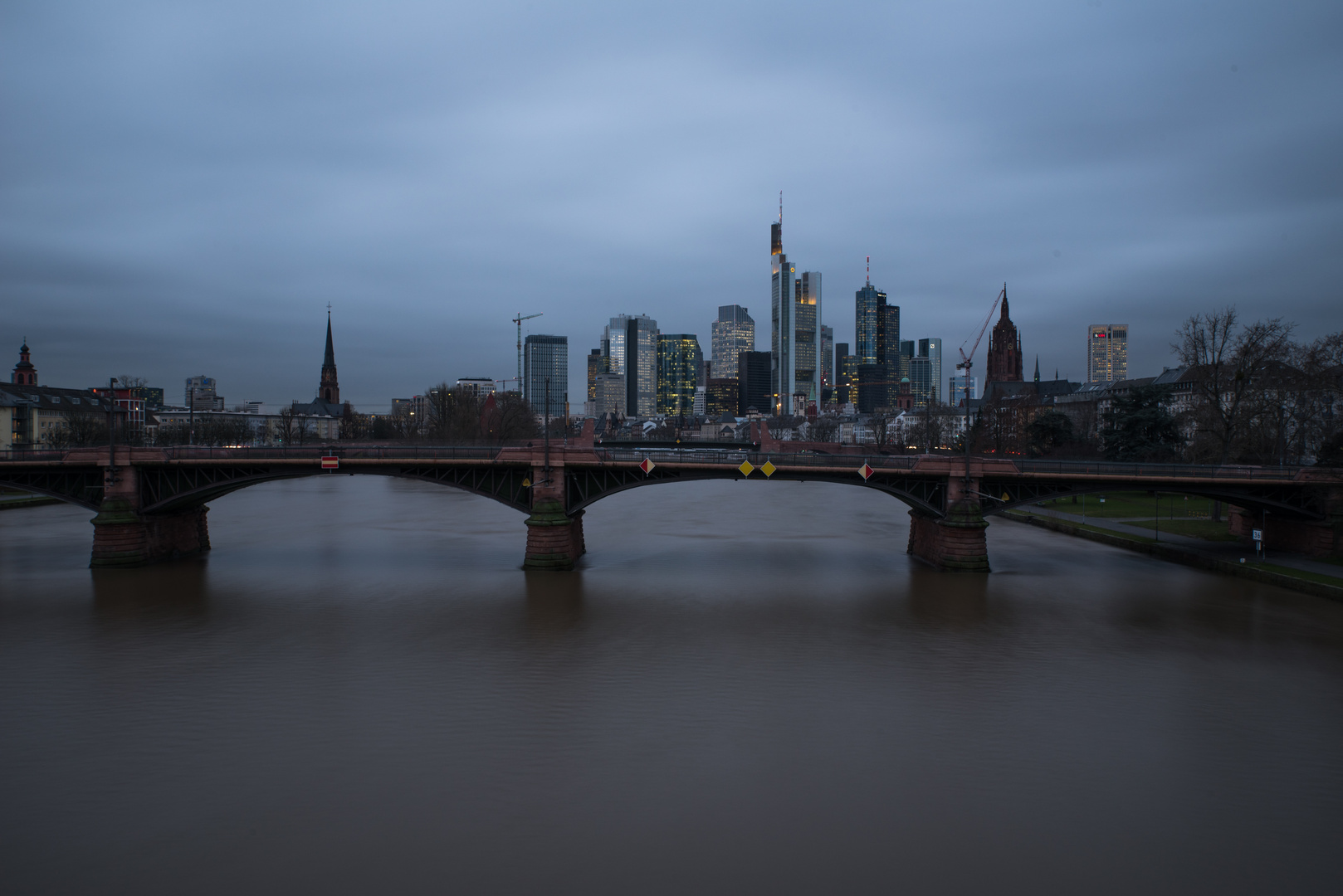 2018 Ruhiger Main an einem trüben Januartag in Frankfurt