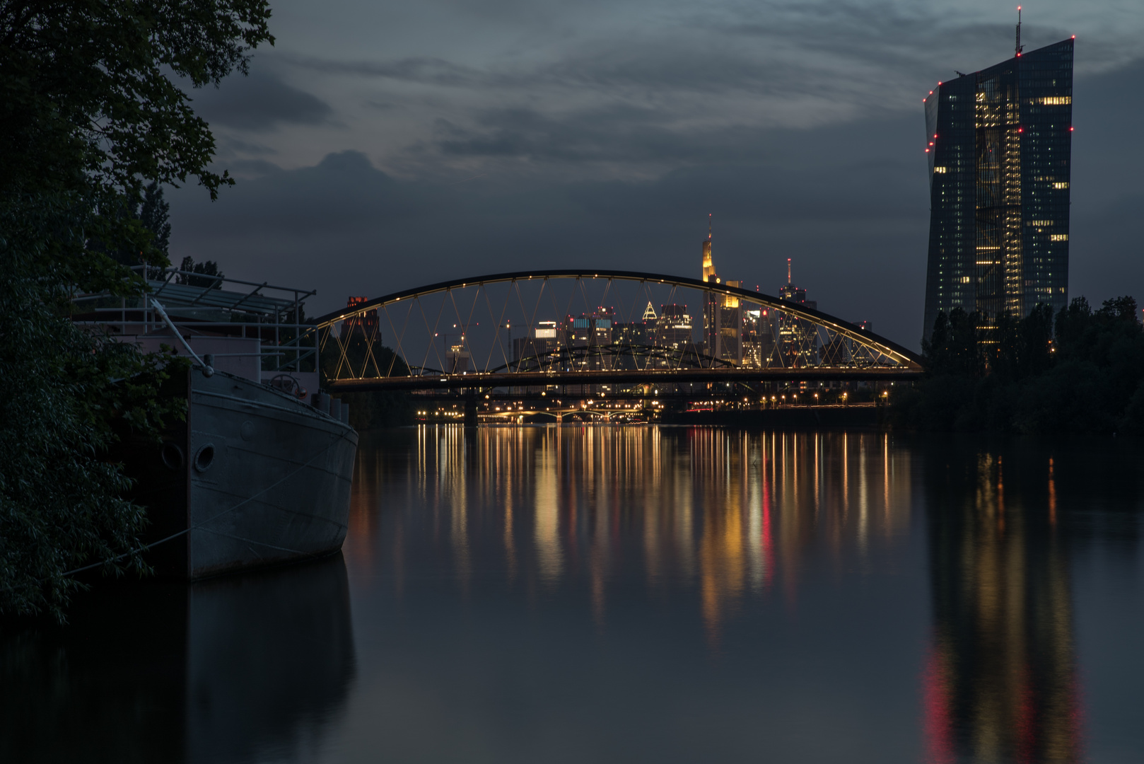 2018 Skyline von Frankfurt bei Nacht 