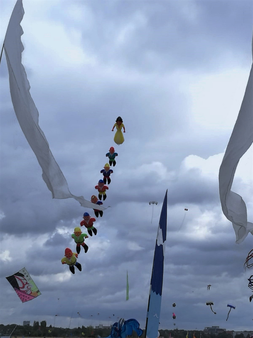 20180923   ARCHIV Drachen -Flugtag Berlin  Landung Tempelhof 