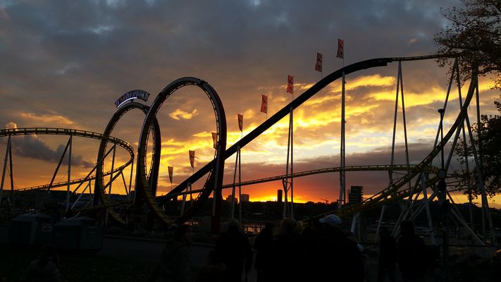 20181102_165213 Achterbahn in Abenddämmersung