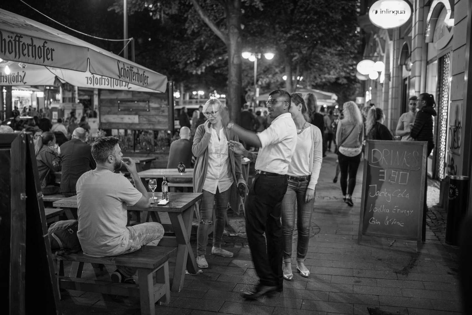 2019 Bahnhofsviertelnacht in Frankfurt - Momentaufnahme vor einer Bar