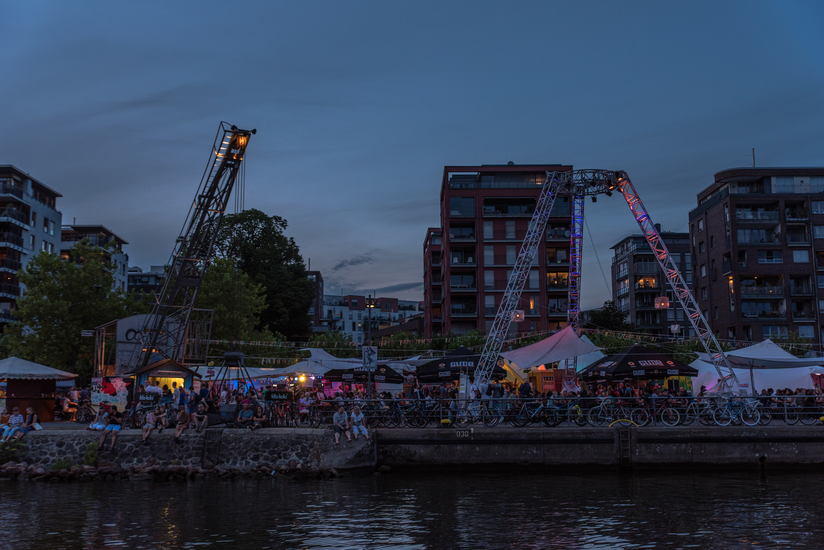 2019 Buntes Treiben bei der Sommerwerft 2019 in Frankfurt in der blauen Stunde