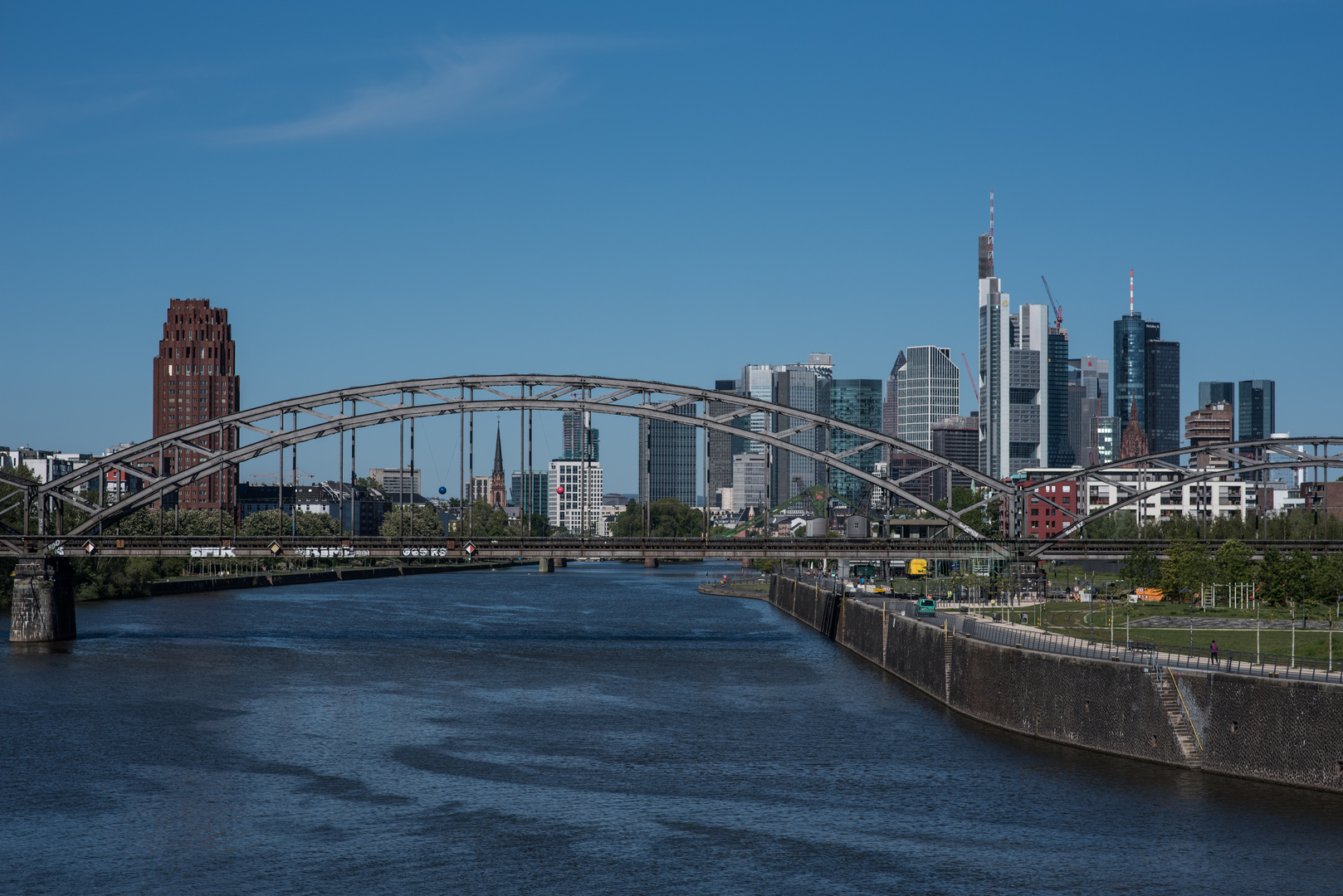 2019 Deutschherrnbrücke vor der Skyline von Frankfurt