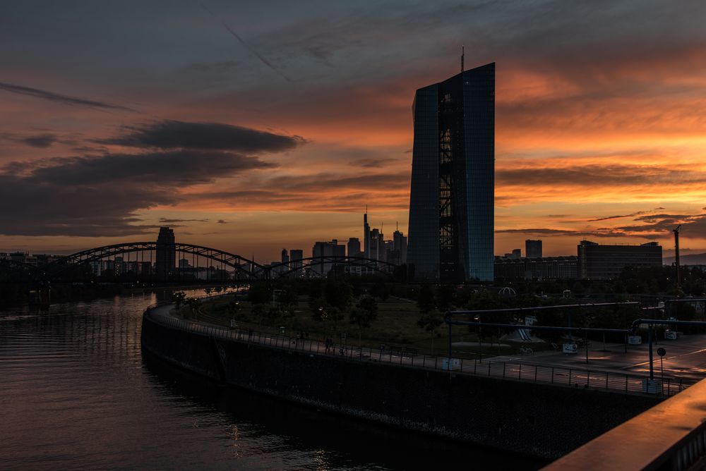 2019 EZB im Sonnenuntergang