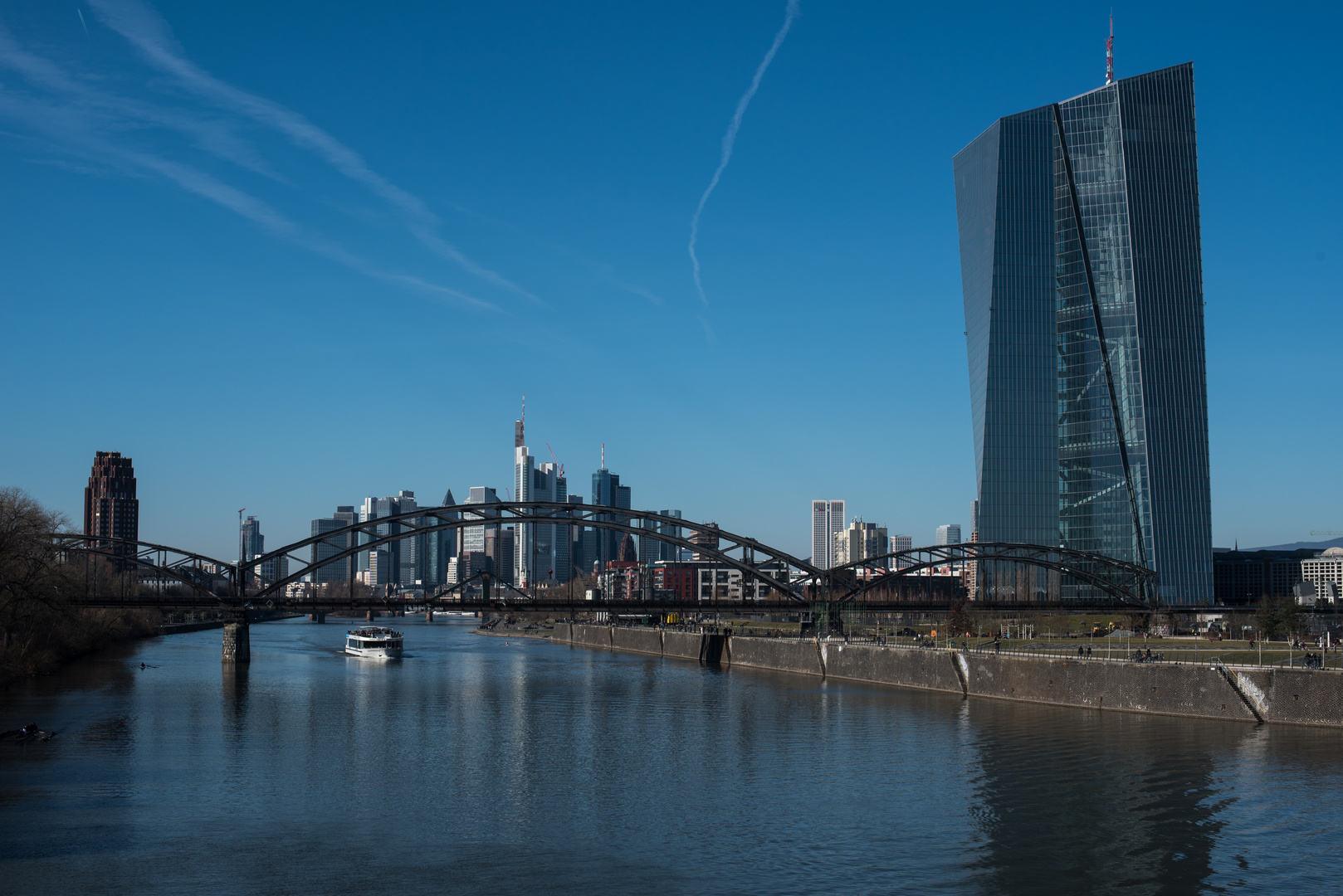 2019 EZB mit Skyline an einem frühlingshaften Februartag