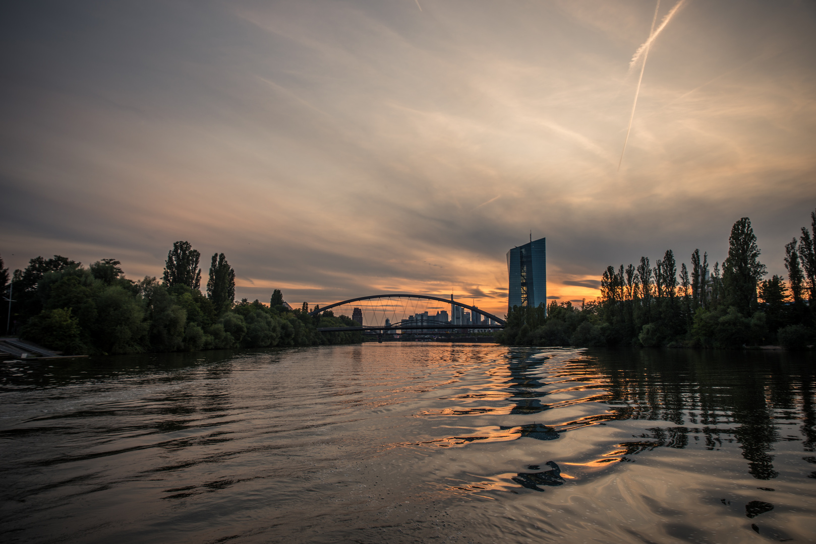 2019 EZB vor der Frankfurter Skyline im Licht der Abendsonne