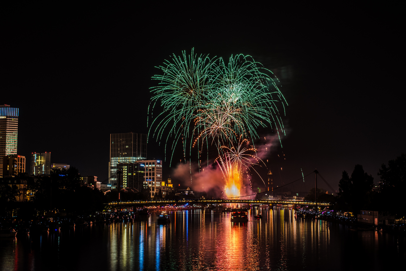 2019 Feuerwerk beim Museumsuferfest in Frankfurt