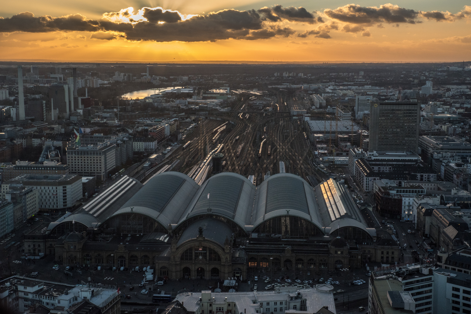 2019 Frankfurter Hauptbahnhof mit Gleisvorfeld bei Sonnenuntergang