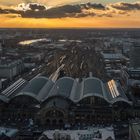 2019 Frankfurter Hauptbahnhof mit Gleisvorfeld bei Sonnenuntergang