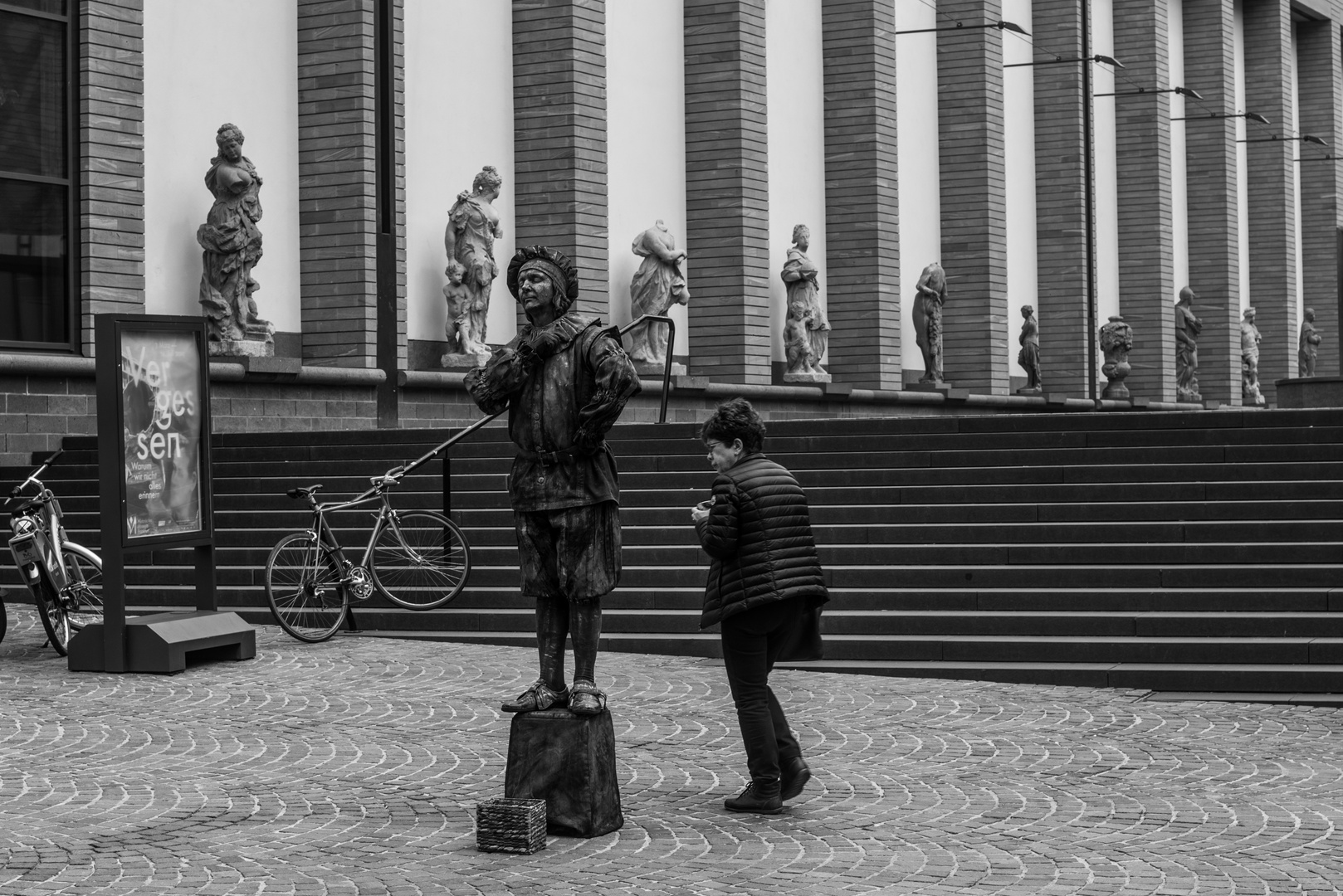 2019 Ist diese Statue vor dem Historischen Museum in Frankfurt echt?