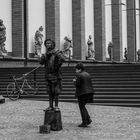 2019 Ist diese Statue vor dem Historischen Museum in Frankfurt echt?