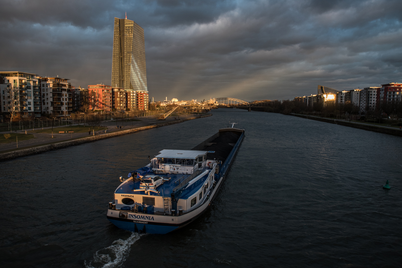 2019 Lastschiff vor der Europäischen Zentralbank