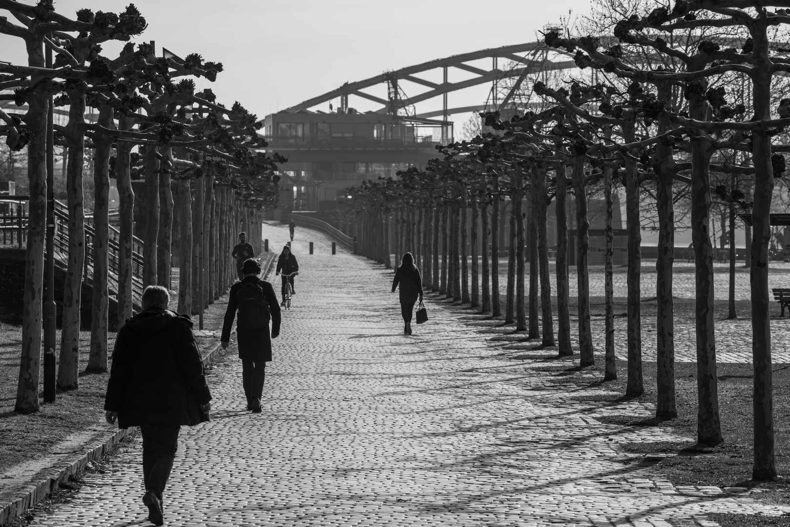 2019- Passanten auf dem Weg zur Arbeit