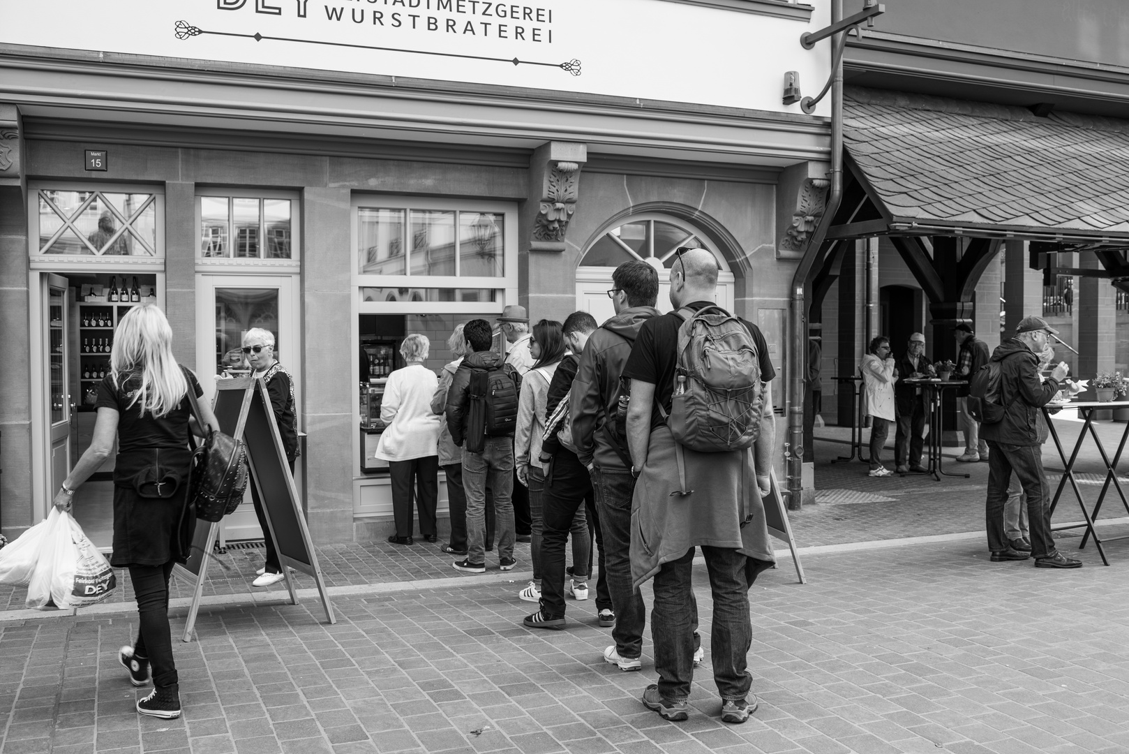 2019 Schlangestehen vor der neuen Altstadtmetzgerei auf dem Krönungsweg in Frankfurt 