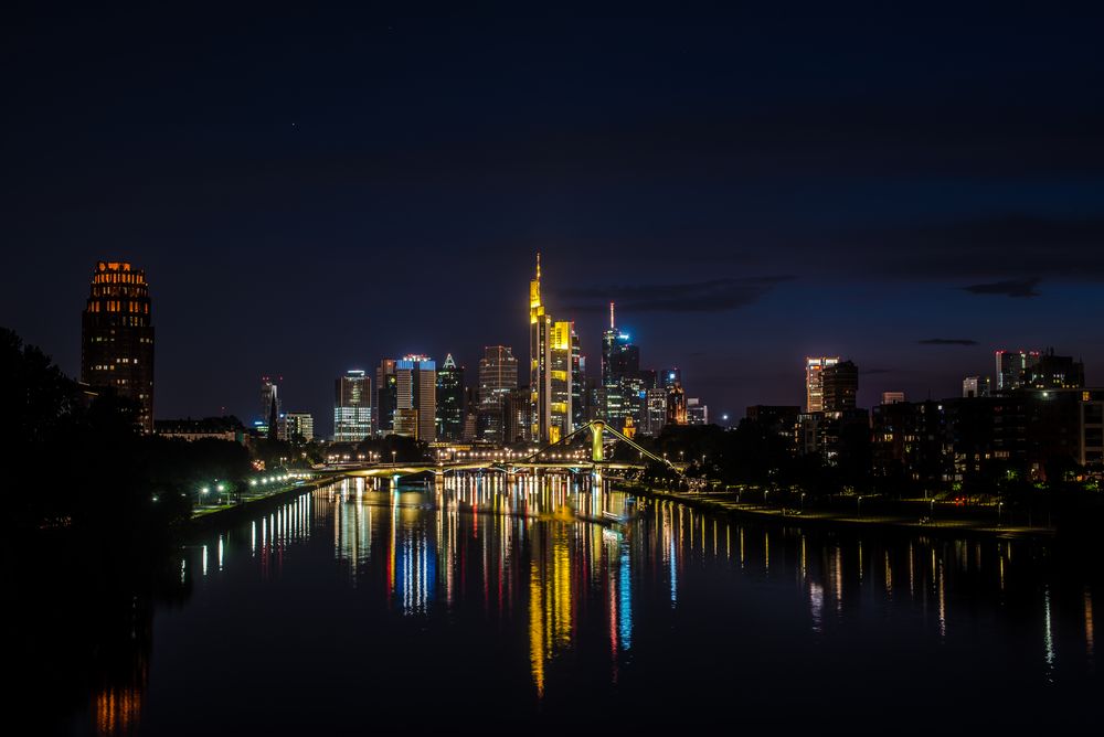 2019 Skyline von Frankfurt von der Deutschherrnbrücke aus