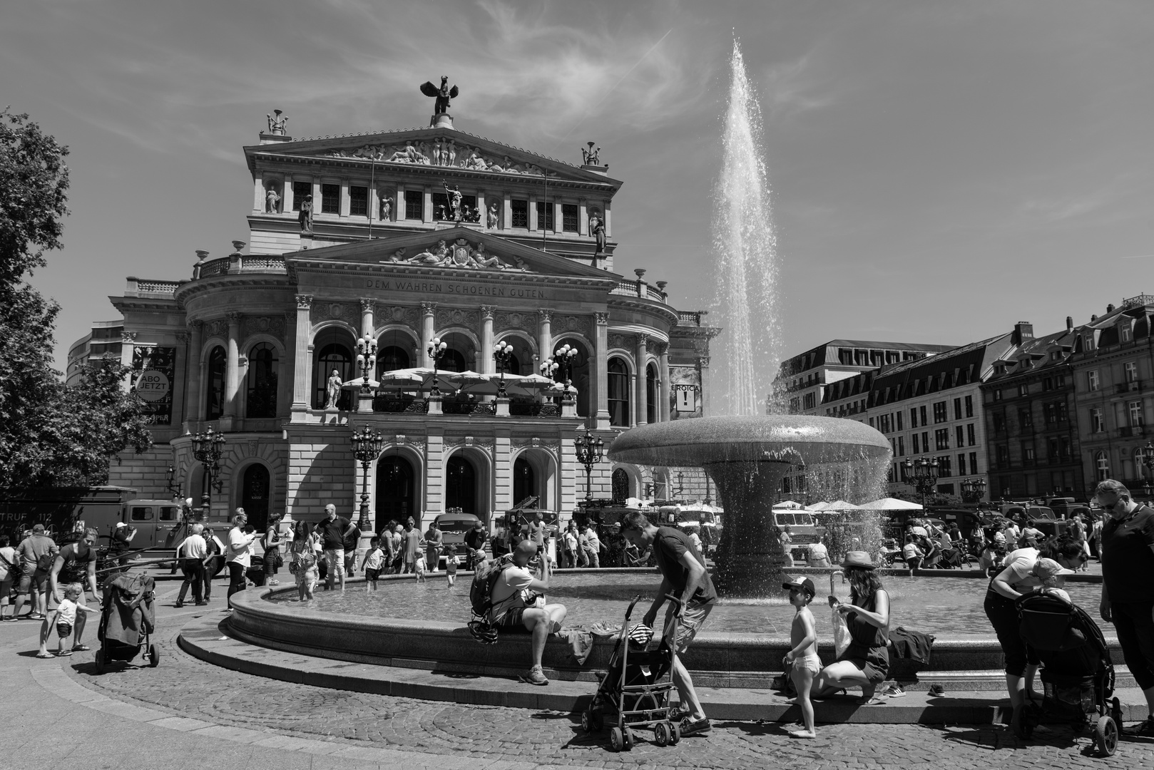 2019 Sommerliches Treiben am Brunnen vor der Alten Oper