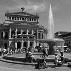 2019 Sommerliches Treiben am Brunnen vor der Alten Oper