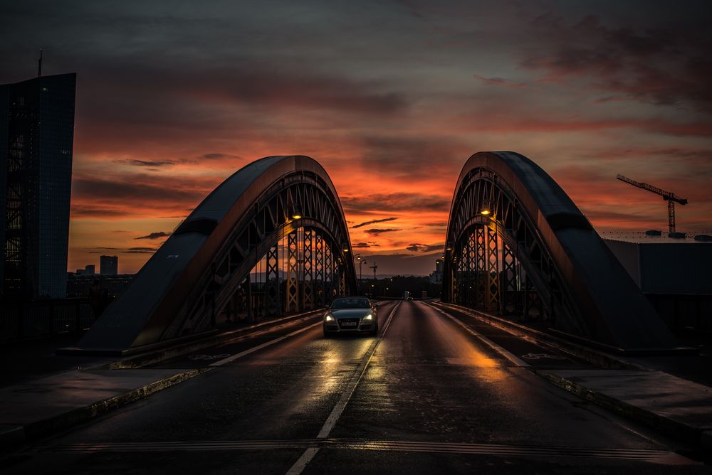 2019 Spektakulärer Sonnenuntergang über der Honselbrücke in Frankfurt