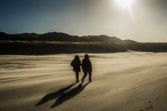 2019 Strandspaziergänger in der abendlichen Wintersonne auf Sylt