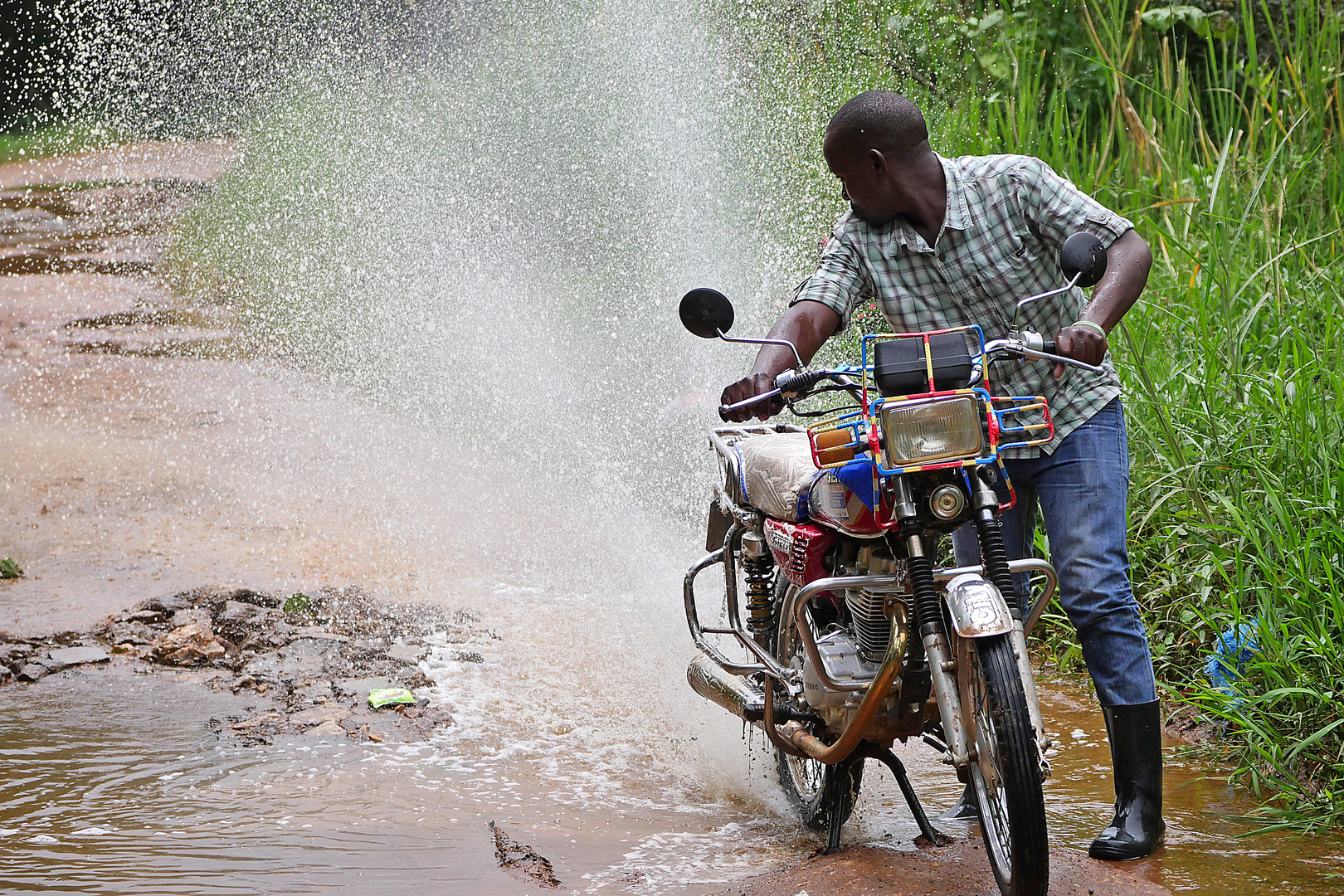 2019, Uganda, so reinigt man Felgen.