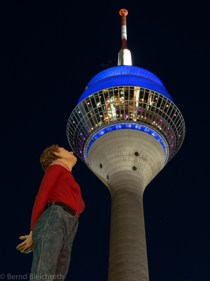 2020-02-07-Marlies küsst den Rheinturm