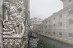 2020 .11. Seufzerbrücke im Nebel -  Ponte  dei   Sospiri -