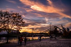 2020 Abendrot über der Flößerbrücke in Frankfurt