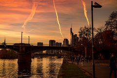 2020 Apokalyptischer Himmel dem Mainufer in Frankfurt