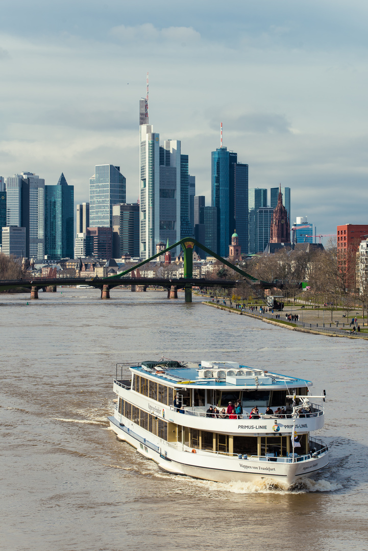 2020 Ausflugsdampfer vor der Skyline in Frankfurt