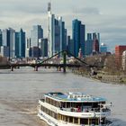 2020 Ausflugsdampfer vor der Skyline in Frankfurt