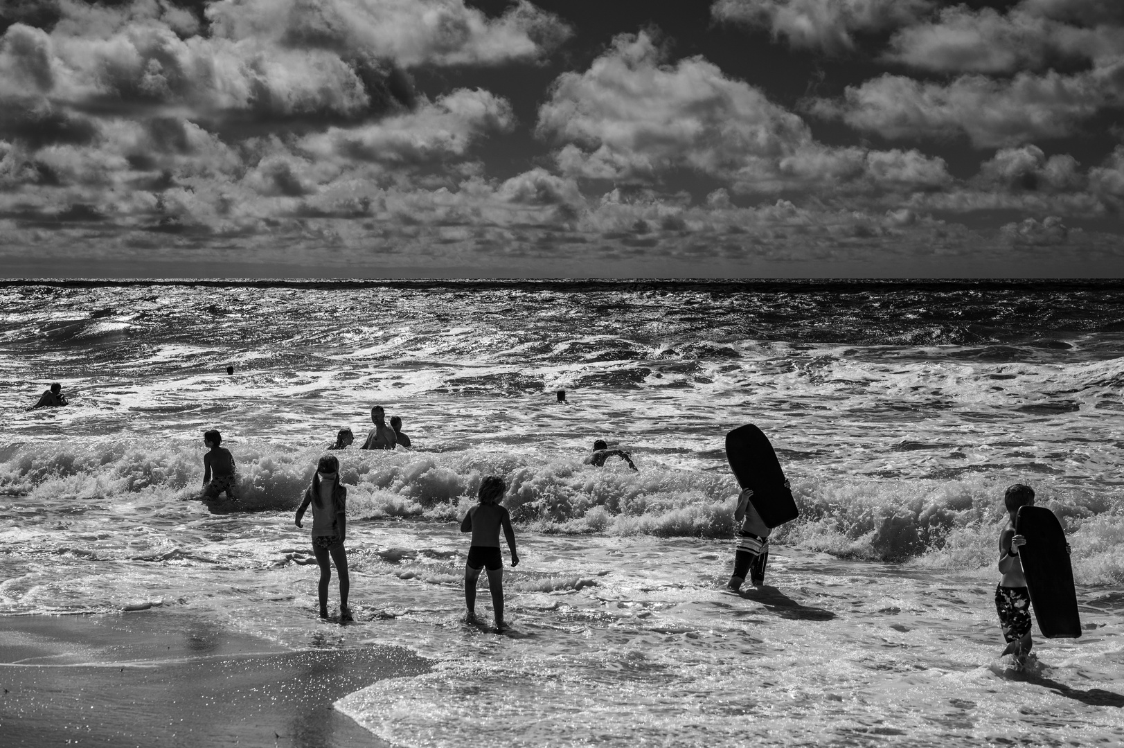 2020 Badende in Westerland auf Sylt im Gegenlicht