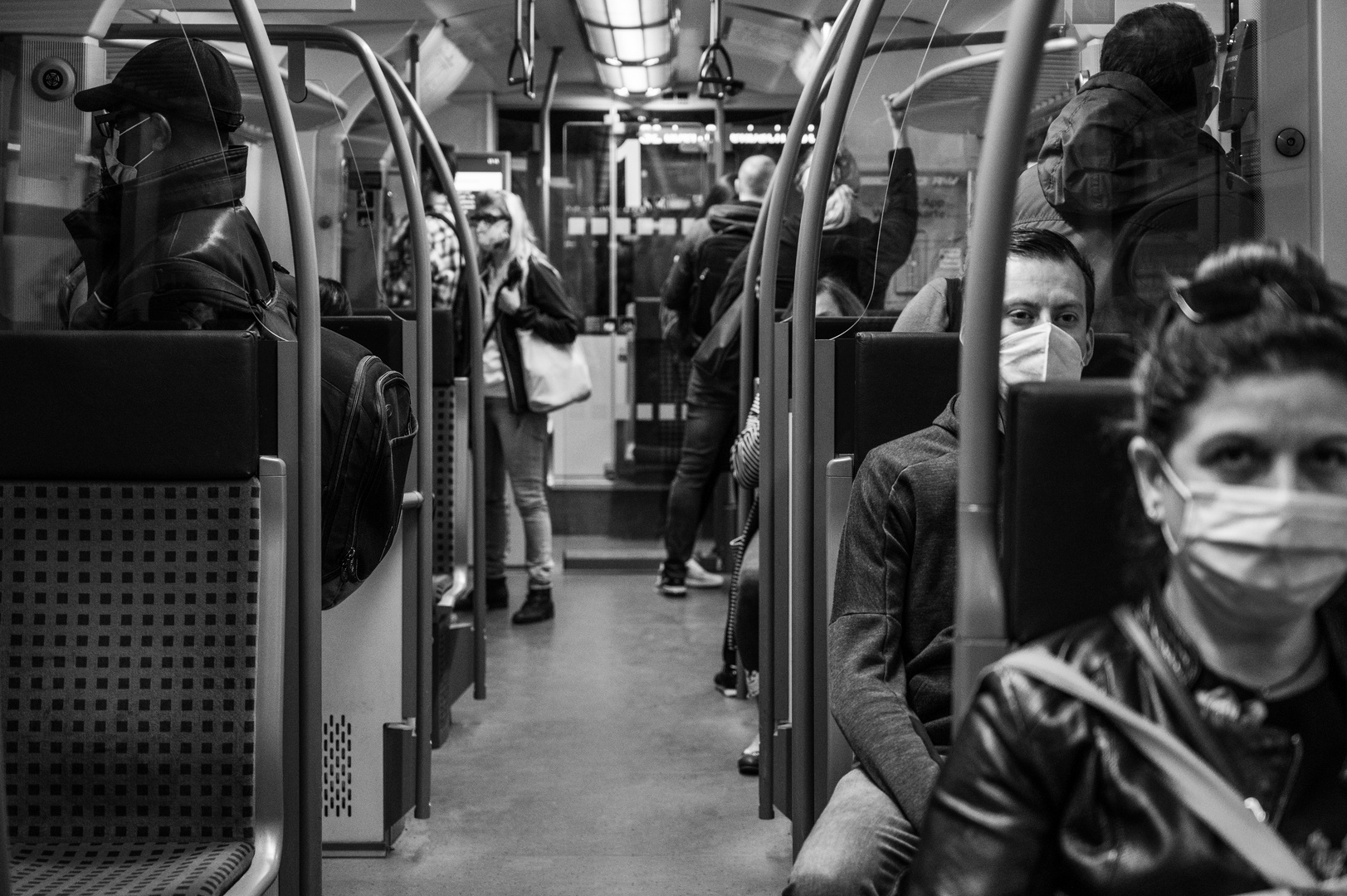 2020-Die Angst fährt mit - Szene in der S-Bahn in Frankfurt in Coronazeiten
