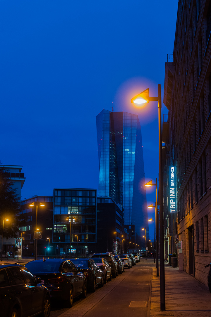 2020 Europäische Zentralbank in Fankfurt in der blauen Stunde