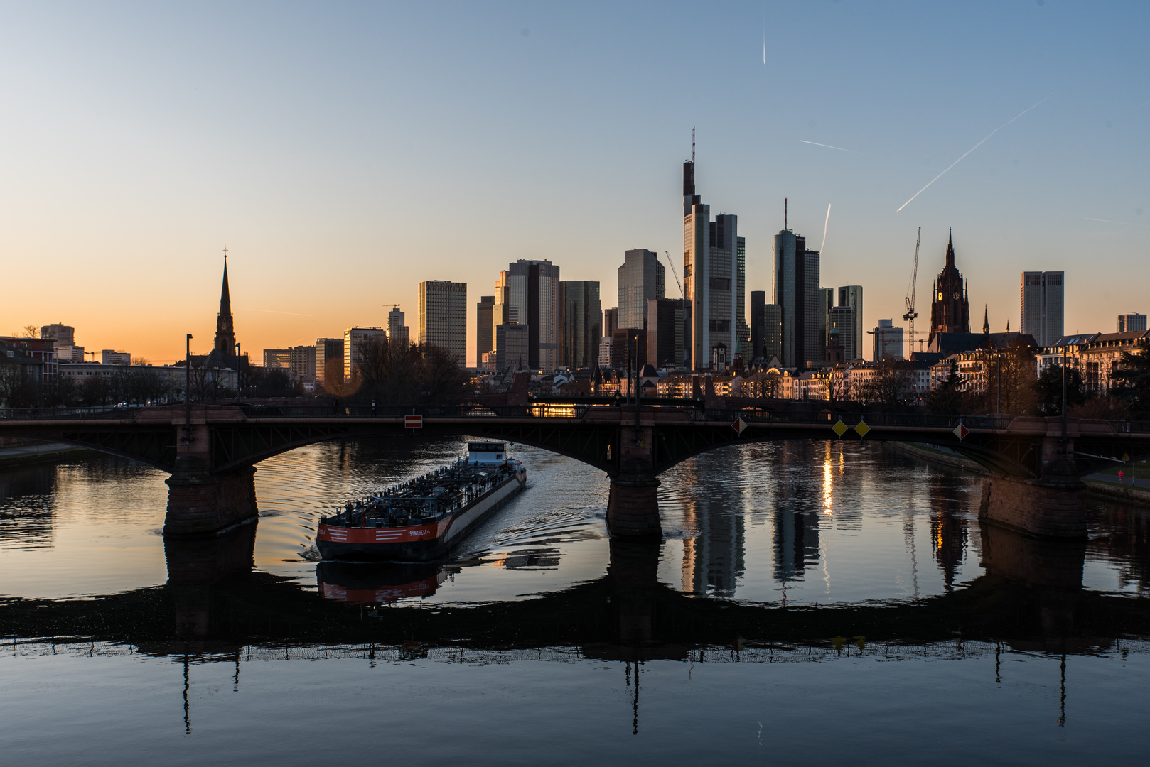 2020 Frankfurt: Frachter unter der Ignaz-Bubis-Brücke