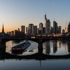 2020 Frankfurt: Frachter unter der Ignaz-Bubis-Brücke