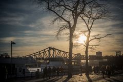 2020 Frankfurt - Spaziergänger im Gegenlicht am Eisernen Steg