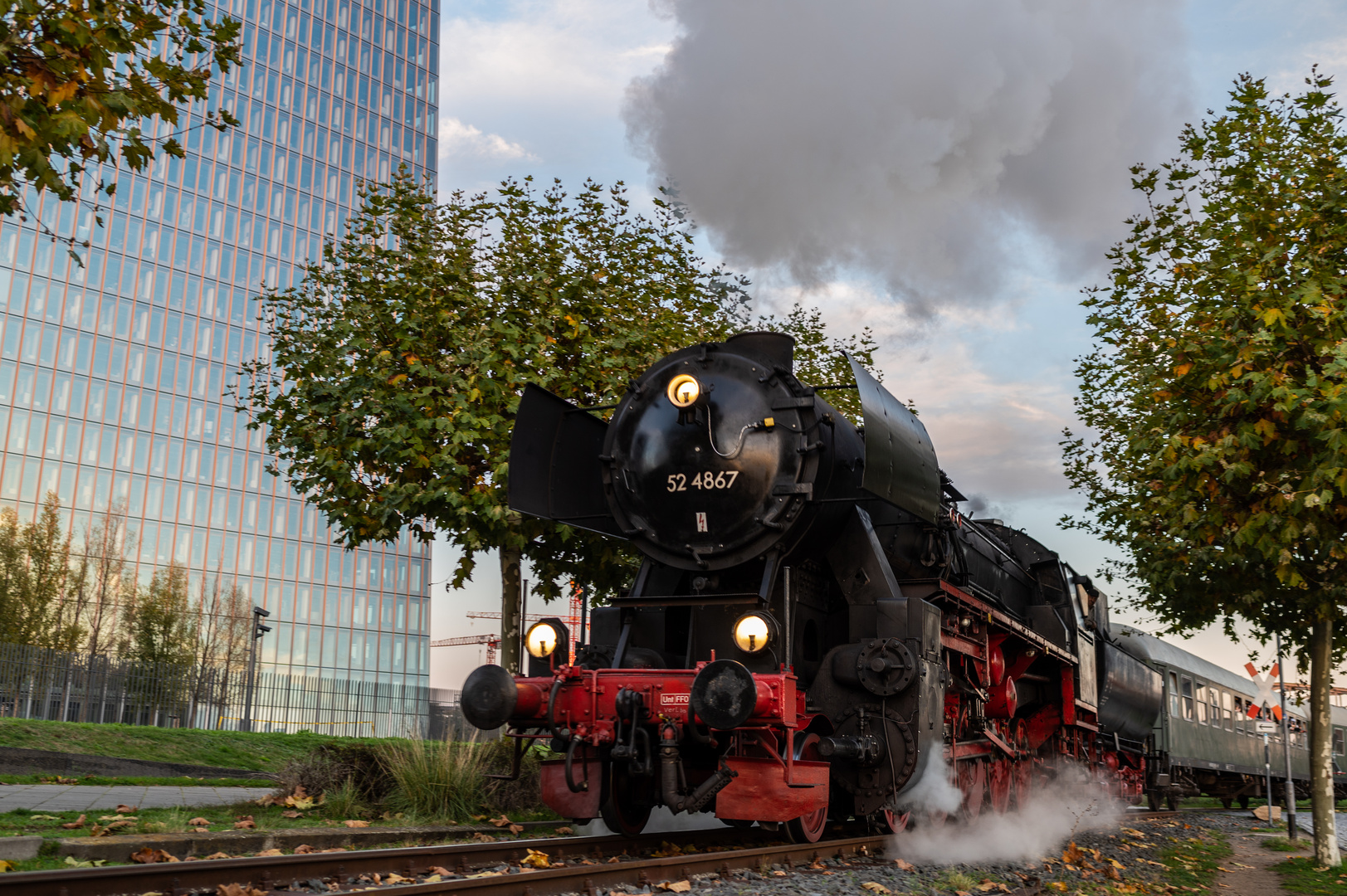 2020-Historische Eisenbahn in Frankfurt vor der EZB