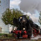 2020-Historische Eisenbahn in Frankfurt vor der EZB