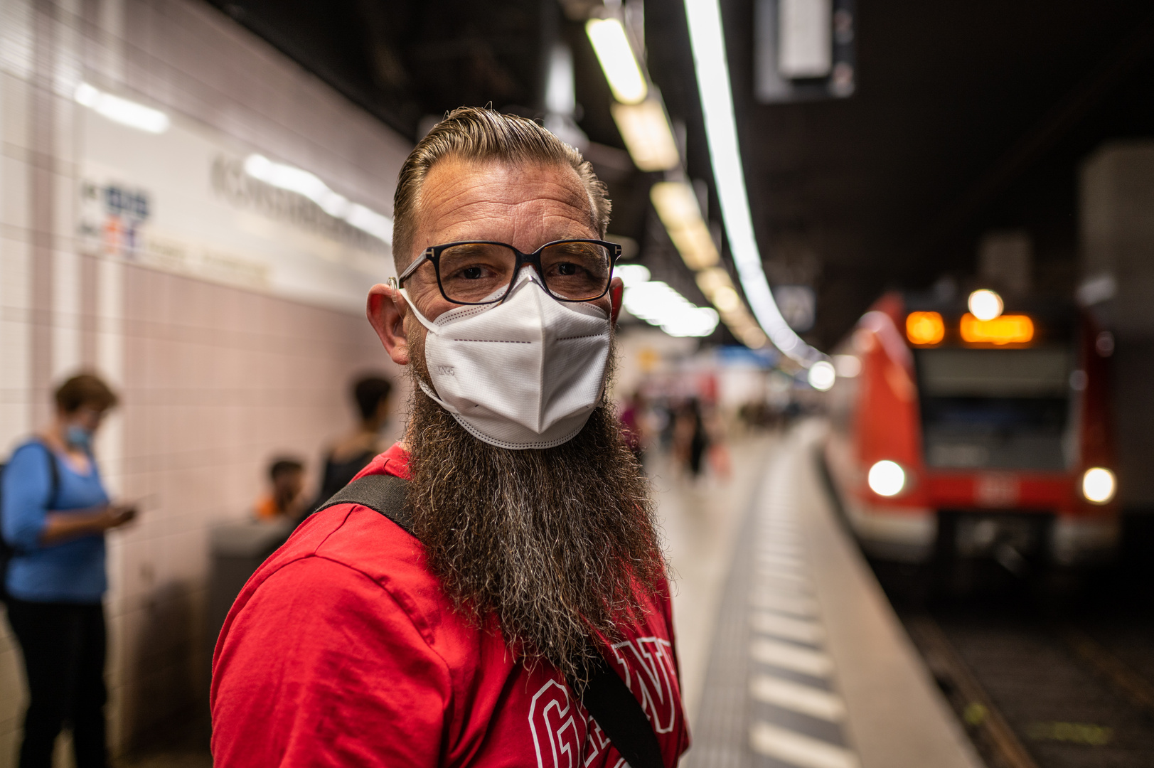 2020 - Portrait auf dem S-Bahnsteig zu Coronazeiten in Frankfurt