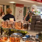 2020 Räumungsverkauf zu Coronazeiten in einem Haushaltswarengeschäft in Frankfurt