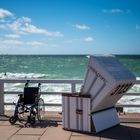 2020 Rollstuhl mit Strandkorb an der Promenade in Westerland/Sylt