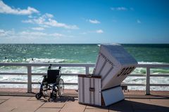 2020 Rollstuhl mit Strandkorb an der Promenade in Westerland/Sylt