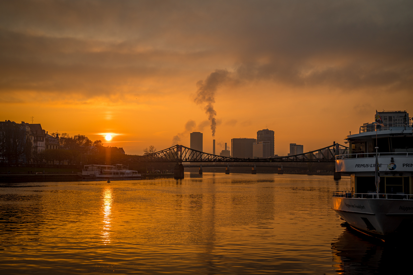 2020 Sonnenuntergang über dem Main in Frankfurt