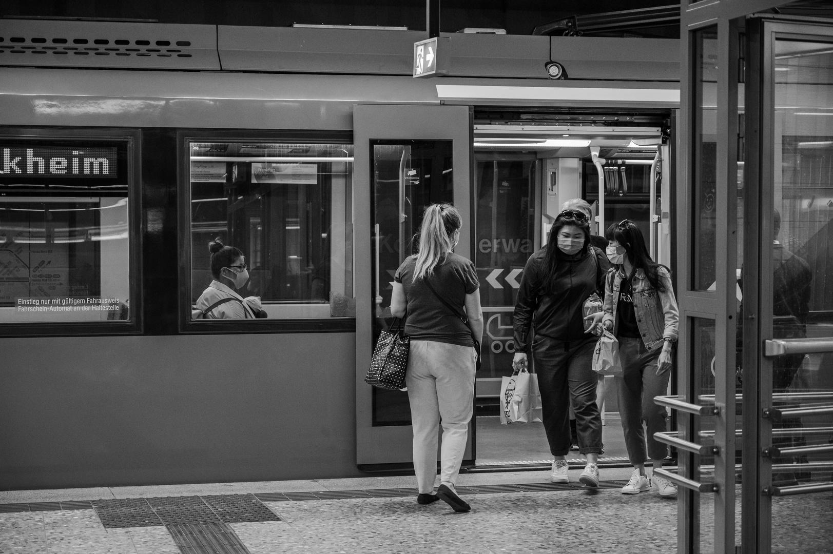 2020 Szene in der U-Bahn in Frankfurt zu Corona-Zeiten