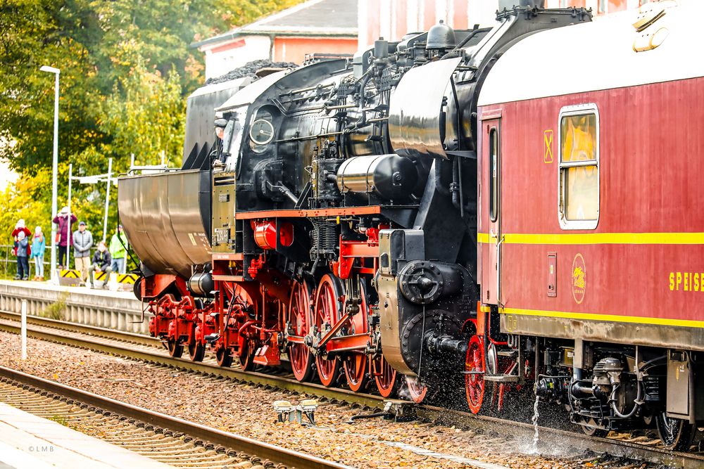 2020 Tender voraus am Bahnsteig