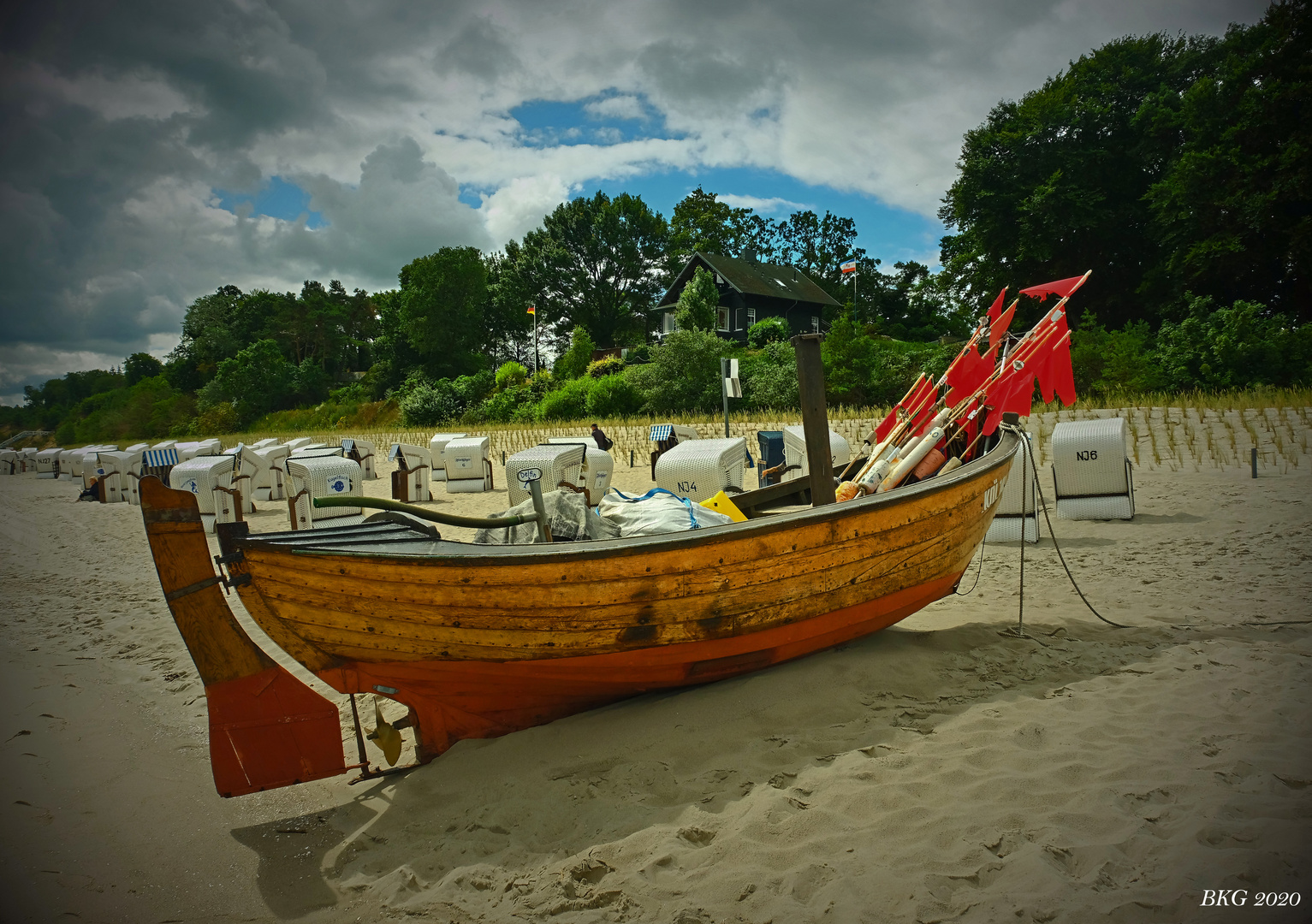 2020 - Usedom 6   Fischerboot am Strand in Kölpimgsee