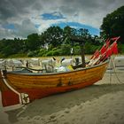 2020 - Usedom 6   Fischerboot am Strand in Kölpimgsee